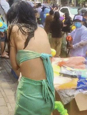 趁着泼水节公然对女生进行骚扰！向女生私密部位喷水还撕扯衣服