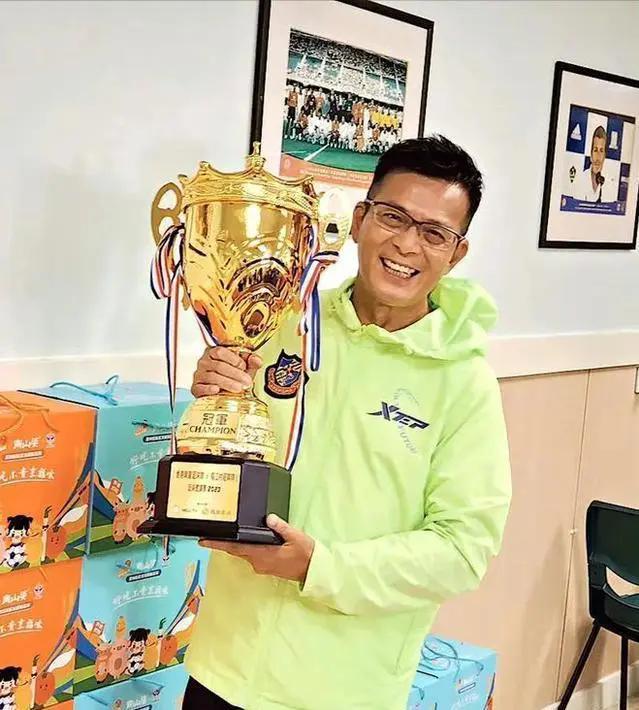 黄日华为村超踢人行为道歉,黄日华球场踢人视频