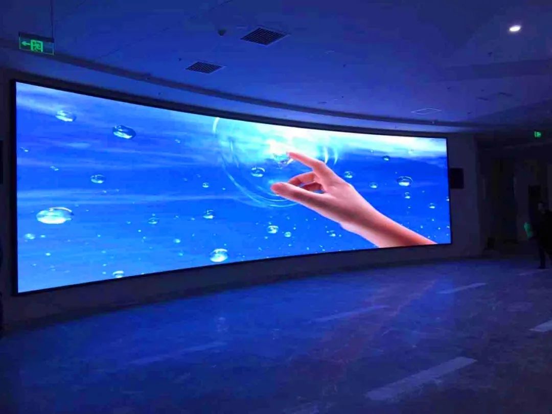 室内led显示屏温度高怎么散热,led显示屏夏季内部温度