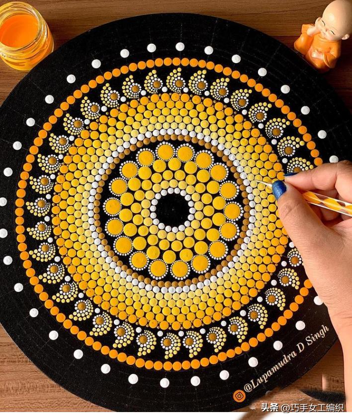 她用粗细不同的铅笔，棉签，牙签，筷子…竟把家里的旧物翻了个新