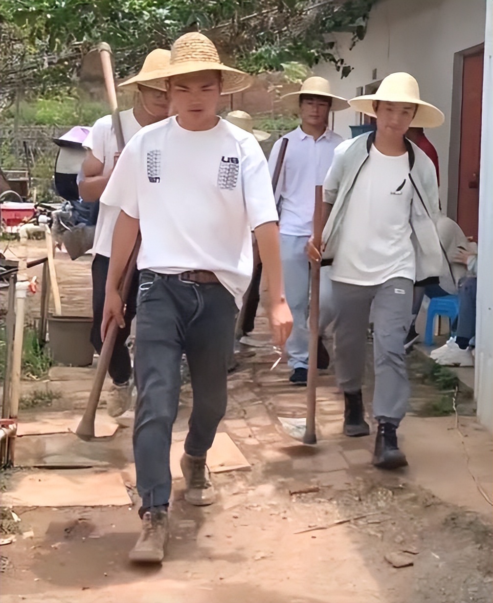 招生简章被学校劝删,被吐槽为招生简章的同学后续