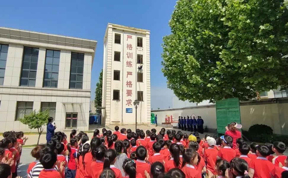 周口天明幼儿园：萌娃牵手“蓝朋友”致敬英雄“火焰蓝”