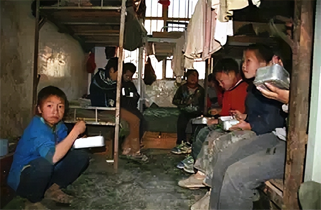 农村穷小伙进城上学捡废品,拾荒小伙供妹妹上大学