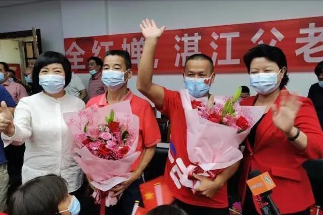 奥运冠军全红婵与他人合影,奥运冠军全红婵简历