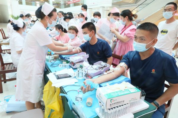 医护献血挽救生命,血液就是生命