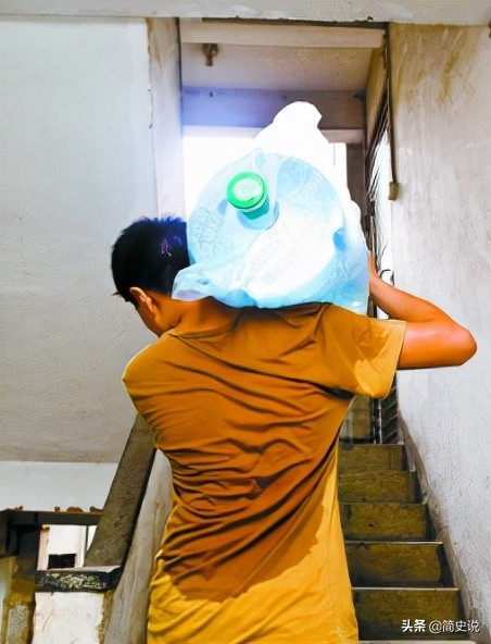 父亲绝症儿子离家出走,父亲精神病女儿12岁打工