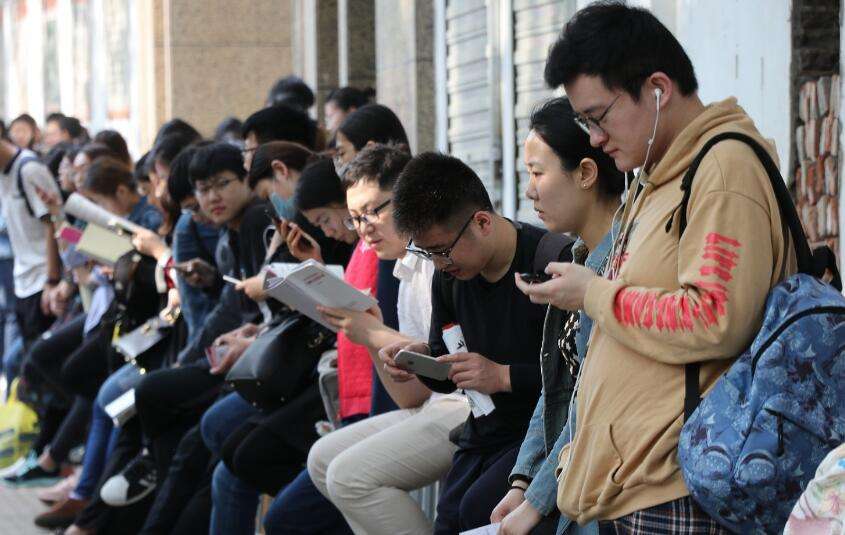 公务员可以自己开发软件做副业吗,公务员到底能做啥副业赚钱