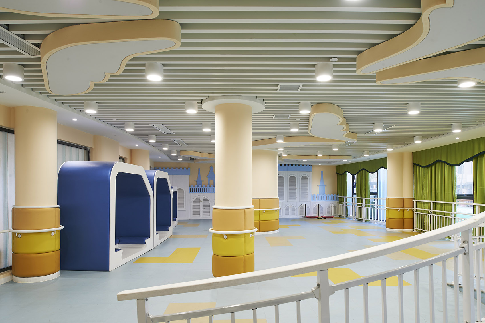 地胶幼儿园安装,户外幼儿园软地胶铺设