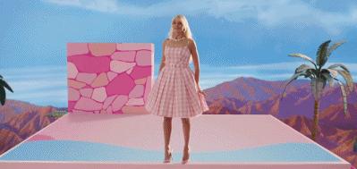 芭比被打一巴掌,芭比娃娃被扇耳光