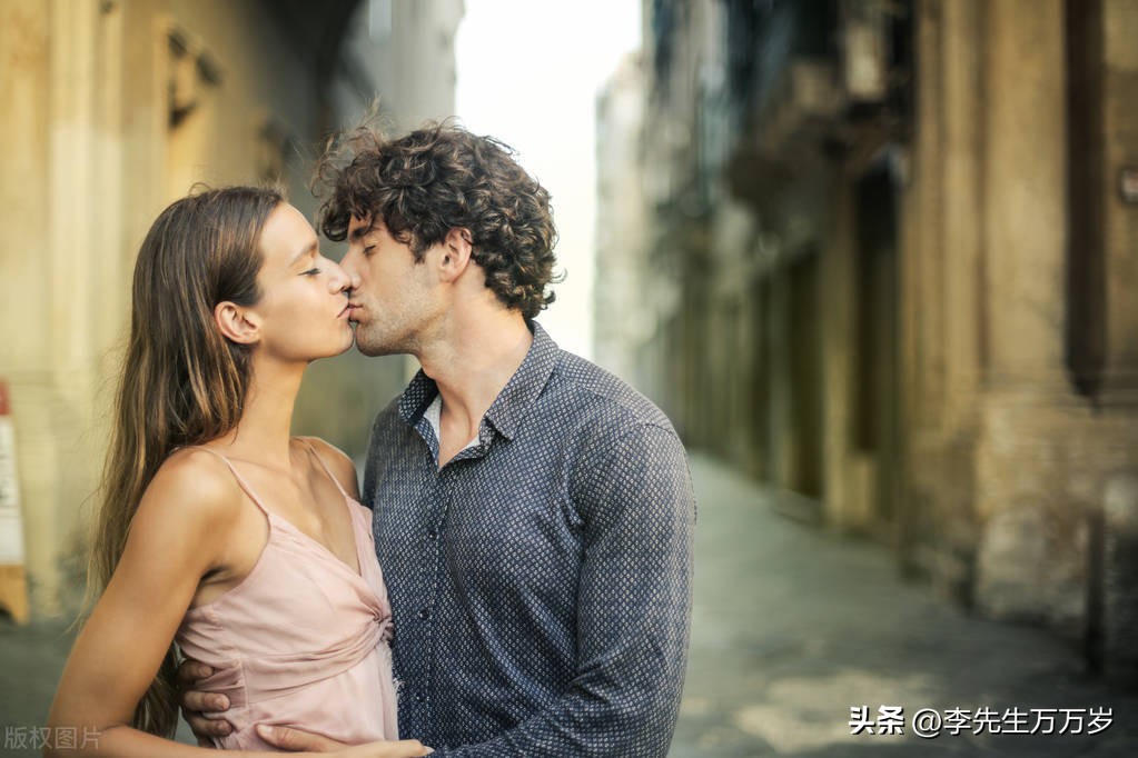 孩子才几岁就跟别人亲嘴,20岁女生接吻正常吗