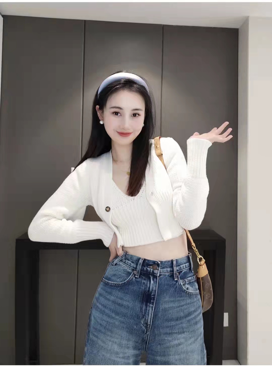 白色牛仔裤配什么颜色针织开衫,针织开衫白色和黑色哪个好看