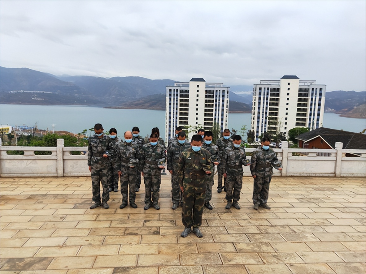 生经*刃白**头方贵死葬黄花骨亦香——云南省巧家县人武部开展清明节烈士陵园祭扫活动