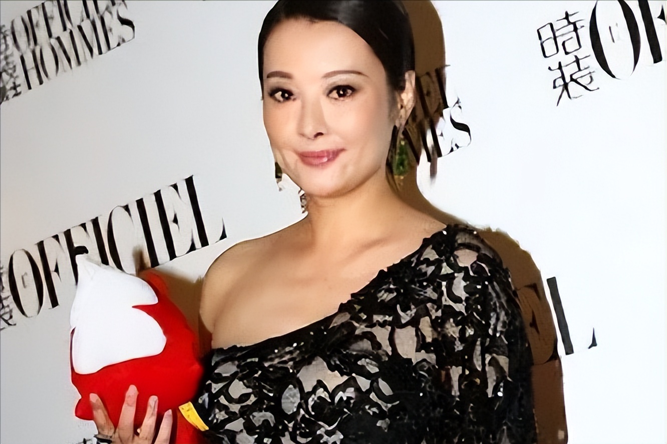 露*裤底**、露下乳、穿渔网内衣，女星们的穿着真的可以随心所欲吗？