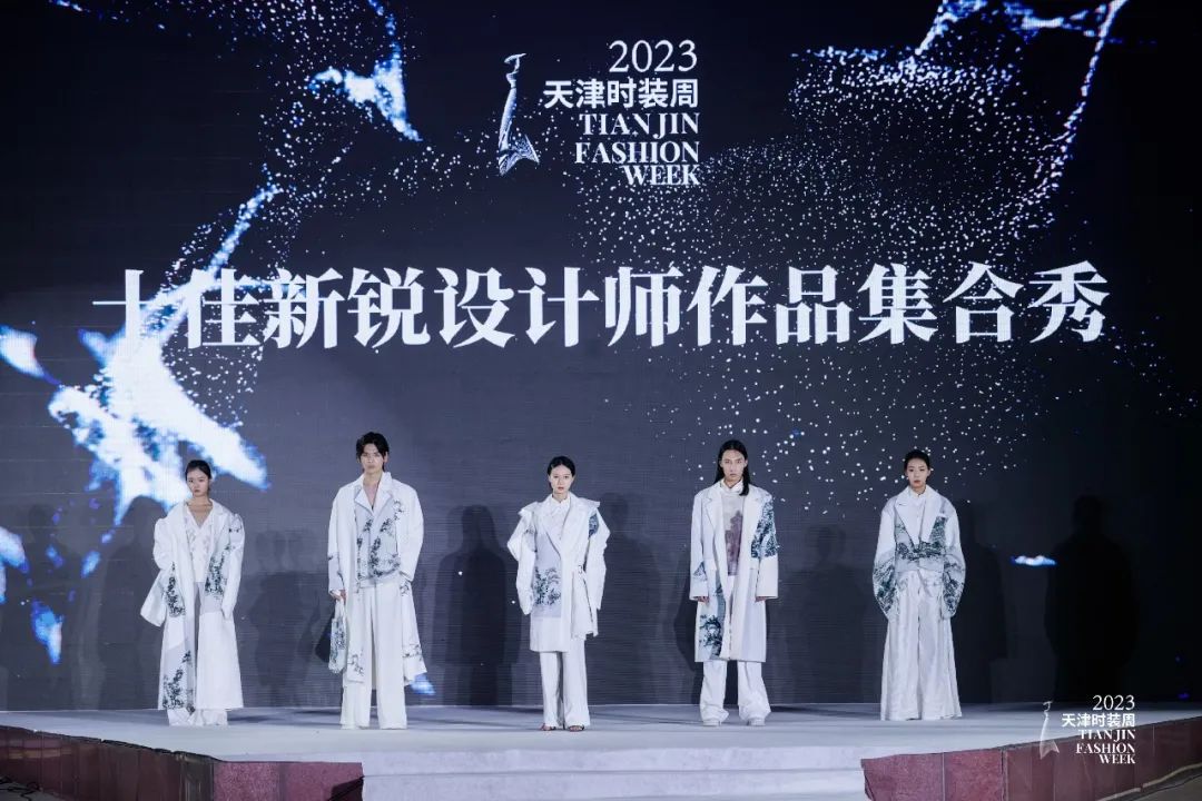 皮尔卡丹把时尚带入中国,皮尔卡丹中国服装展