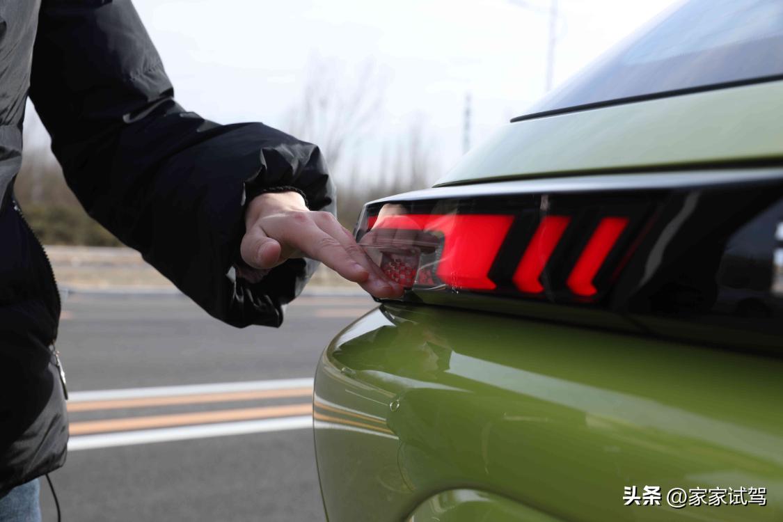 北汽魔方-年轻人的个性科幻座驾