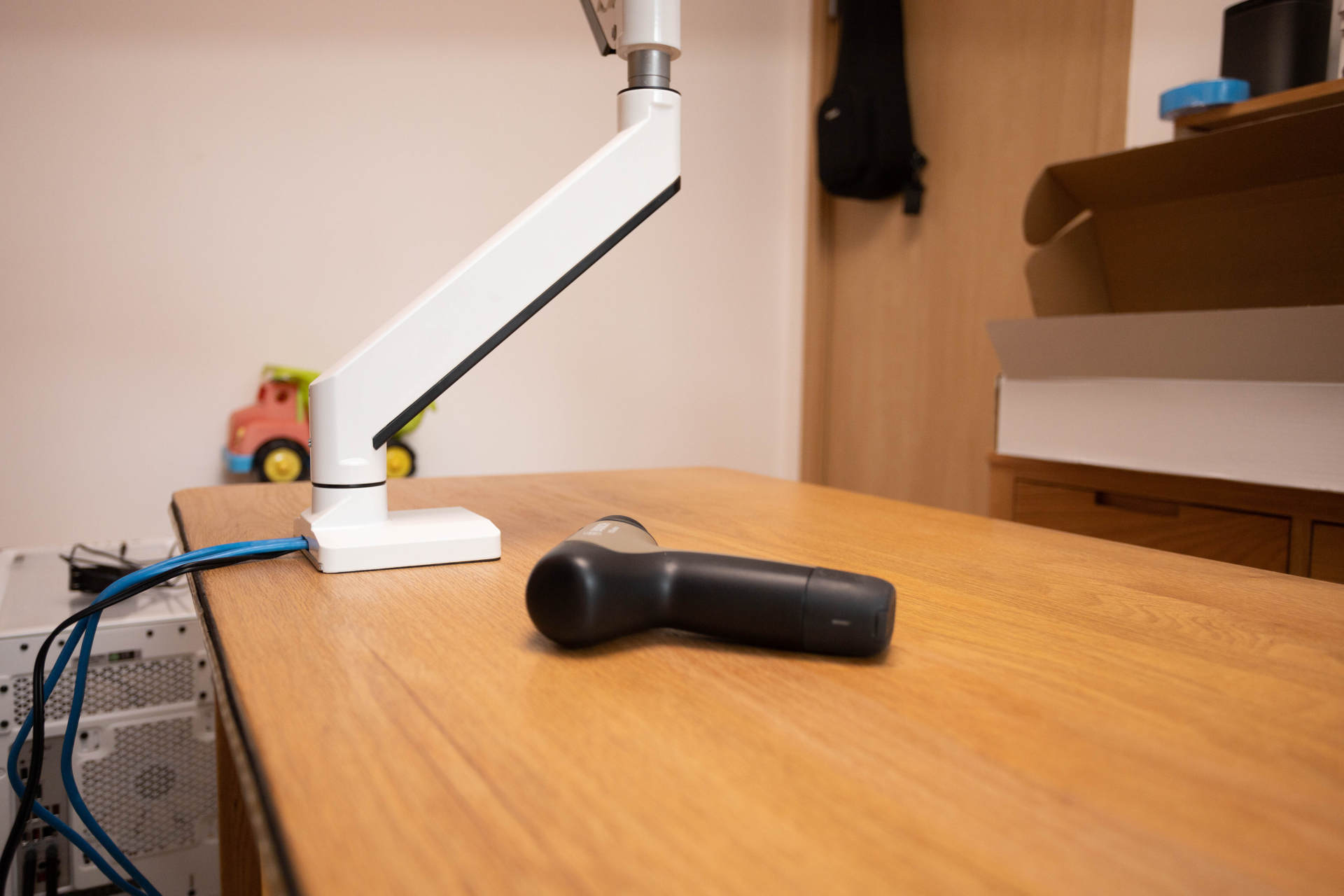 23.8英寸显示器桌面效果,桌面1.3米扩展显示器