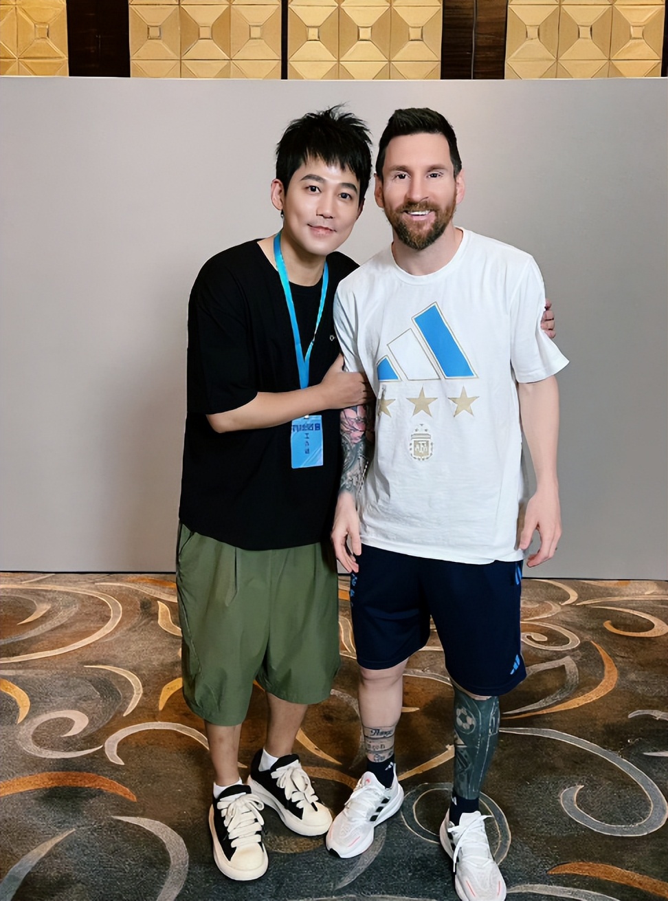 闯球场的球迷,球迷冲进球场拥抱梅西跑了多少米