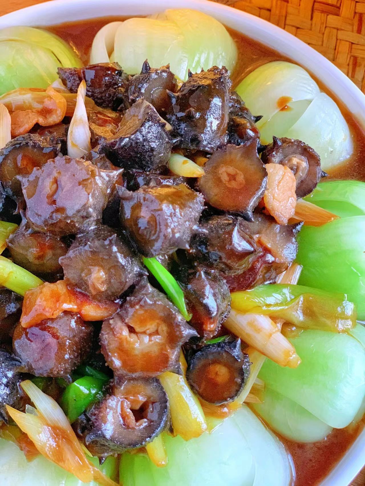 老饭骨美食教你葱烧海参,葱烧海参酱汁的做法