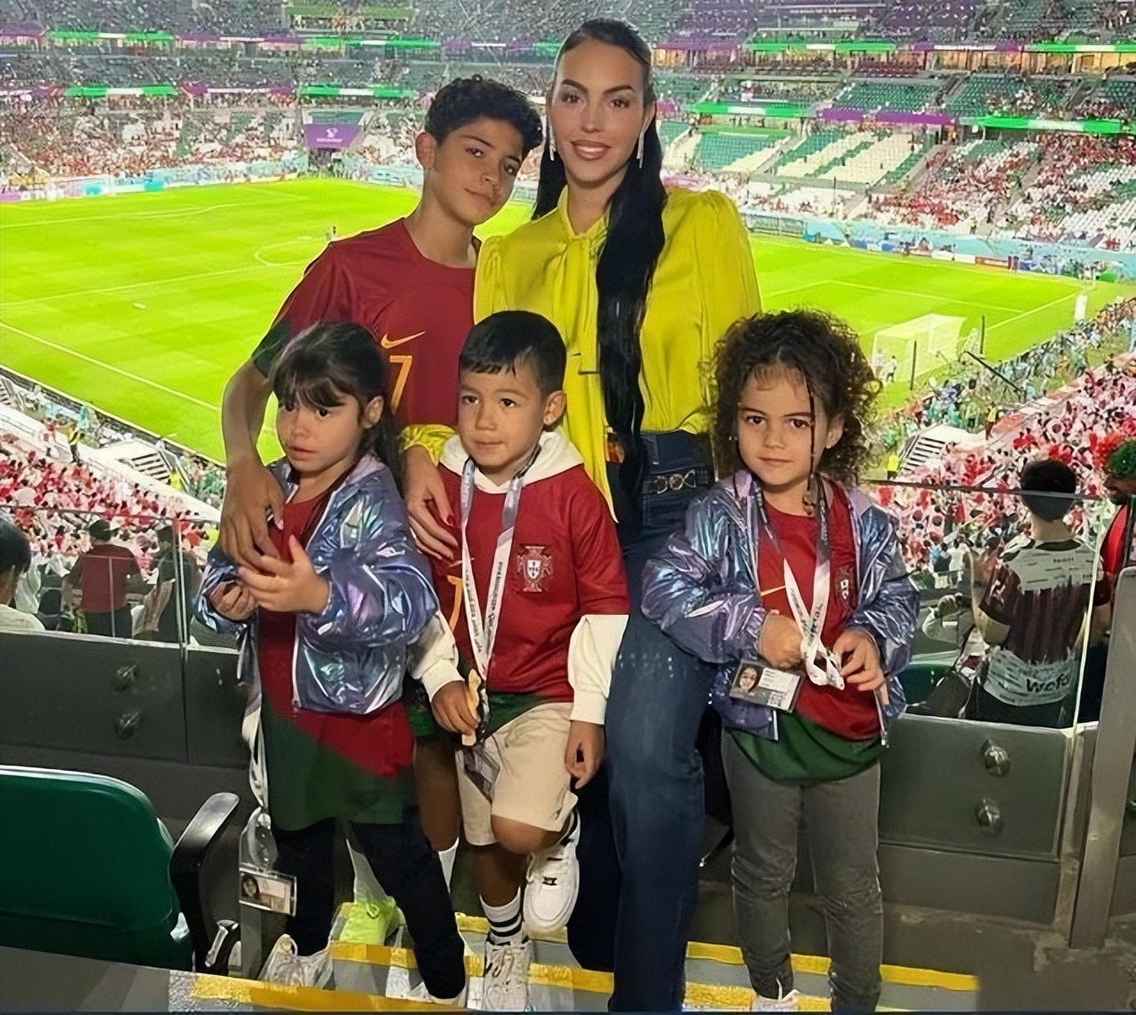 c罗携女友出席活动穿衣秀,c罗穿钻石裙现身戛纳