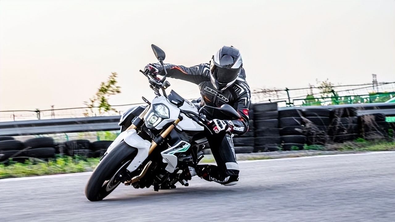 奔达唐刀700轴距比黄龙600长吗,奔达唐刀对比黄龙600