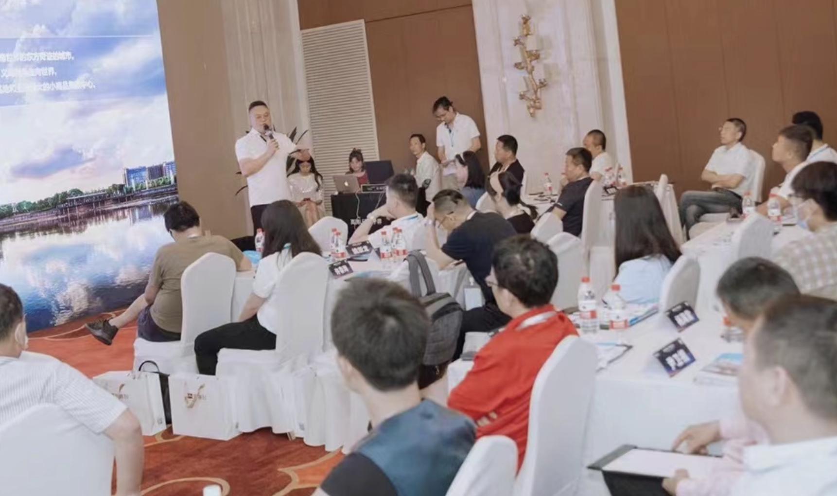 用10万开个餐饮店,用10万开一家服装店