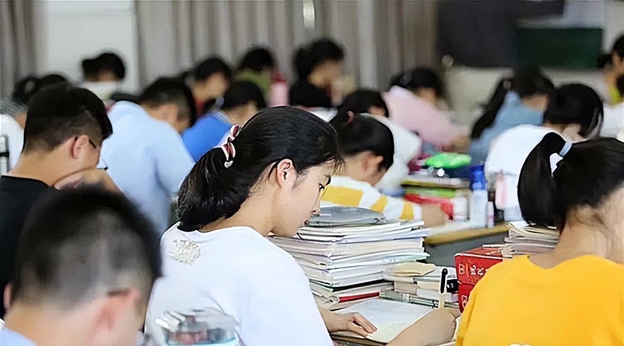 两年前，那个兴奋冲出考场“劈叉”的湖南考生，后来考了多少分？