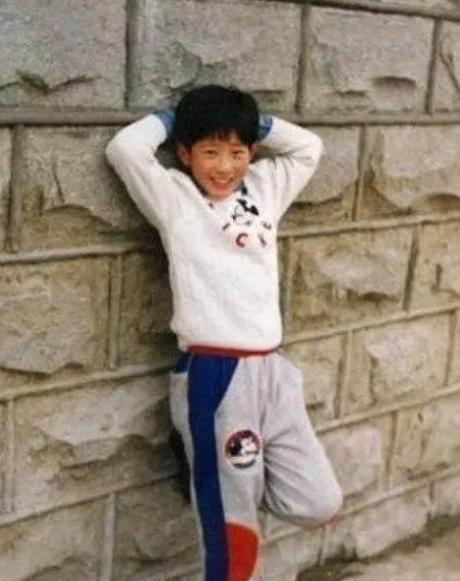 井柏然:出生28天被弃,60岁奶奶捡废品将他养大,爆红后父母来认亲