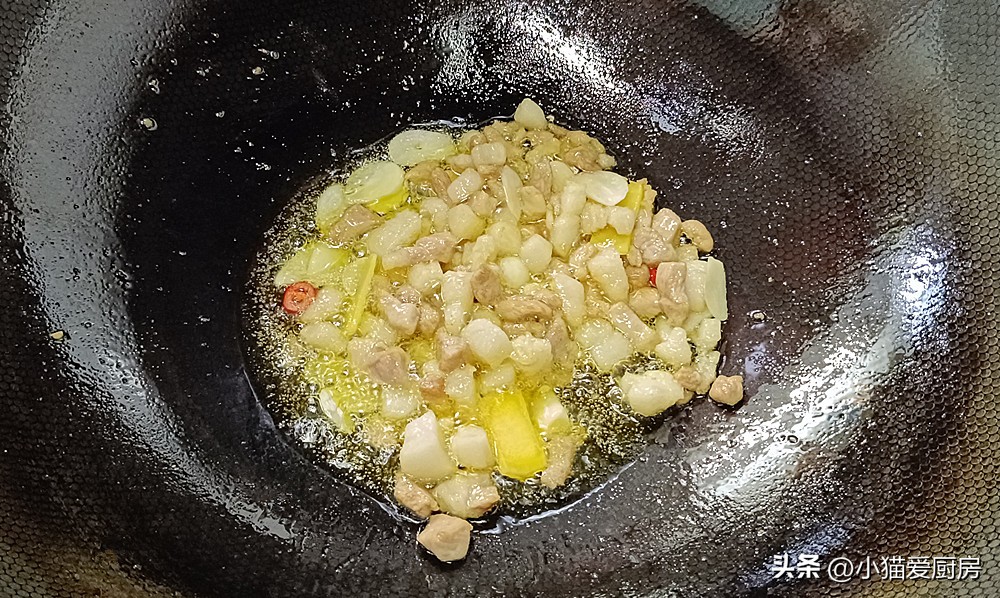 茄子炒肉丁不油炸,圆茄子炒肉丁最好吃的做法