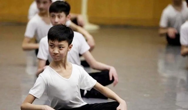 三胞胎兄弟不靠颜值靠实力：原来学舞蹈，现在成了军营男子汉