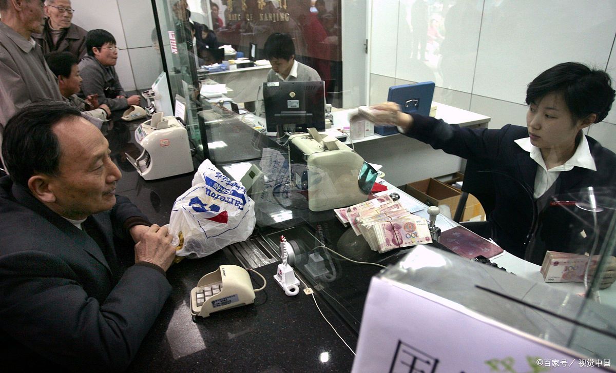 银行分次取款5万元以上的规定,去银行柜台取钱给错数目了谁负责