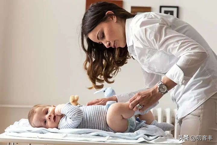 新生儿满月一天几次大便,新生儿20天大便几次