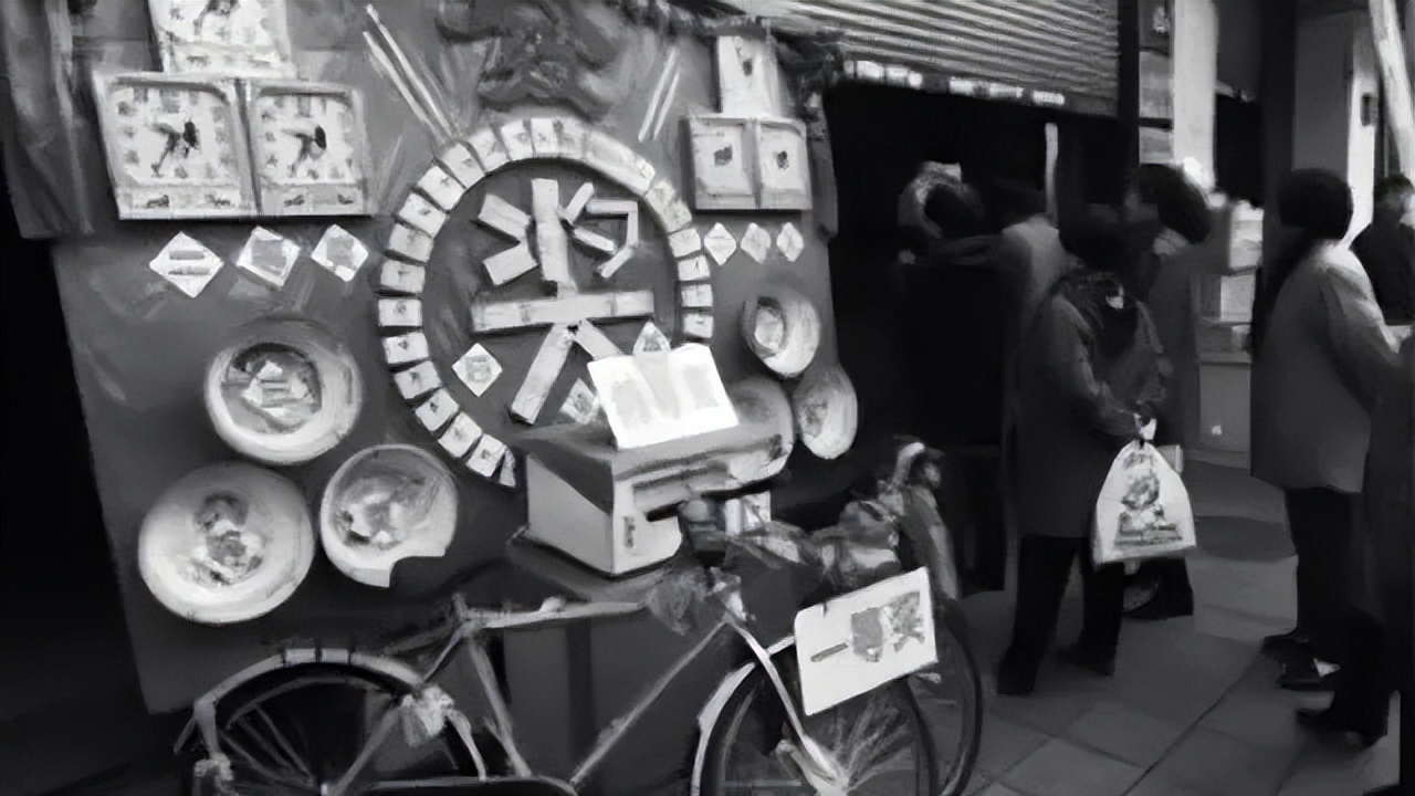 90年代全民抓奖狂潮：2块钱抽摩托车和桑塔纳，其实就是个*局骗**