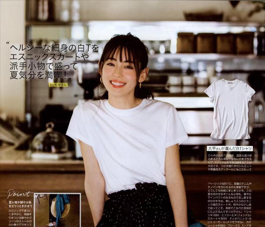 女生穿运动鞋最时尚的穿搭,宽松t恤女中长款搭配什么鞋