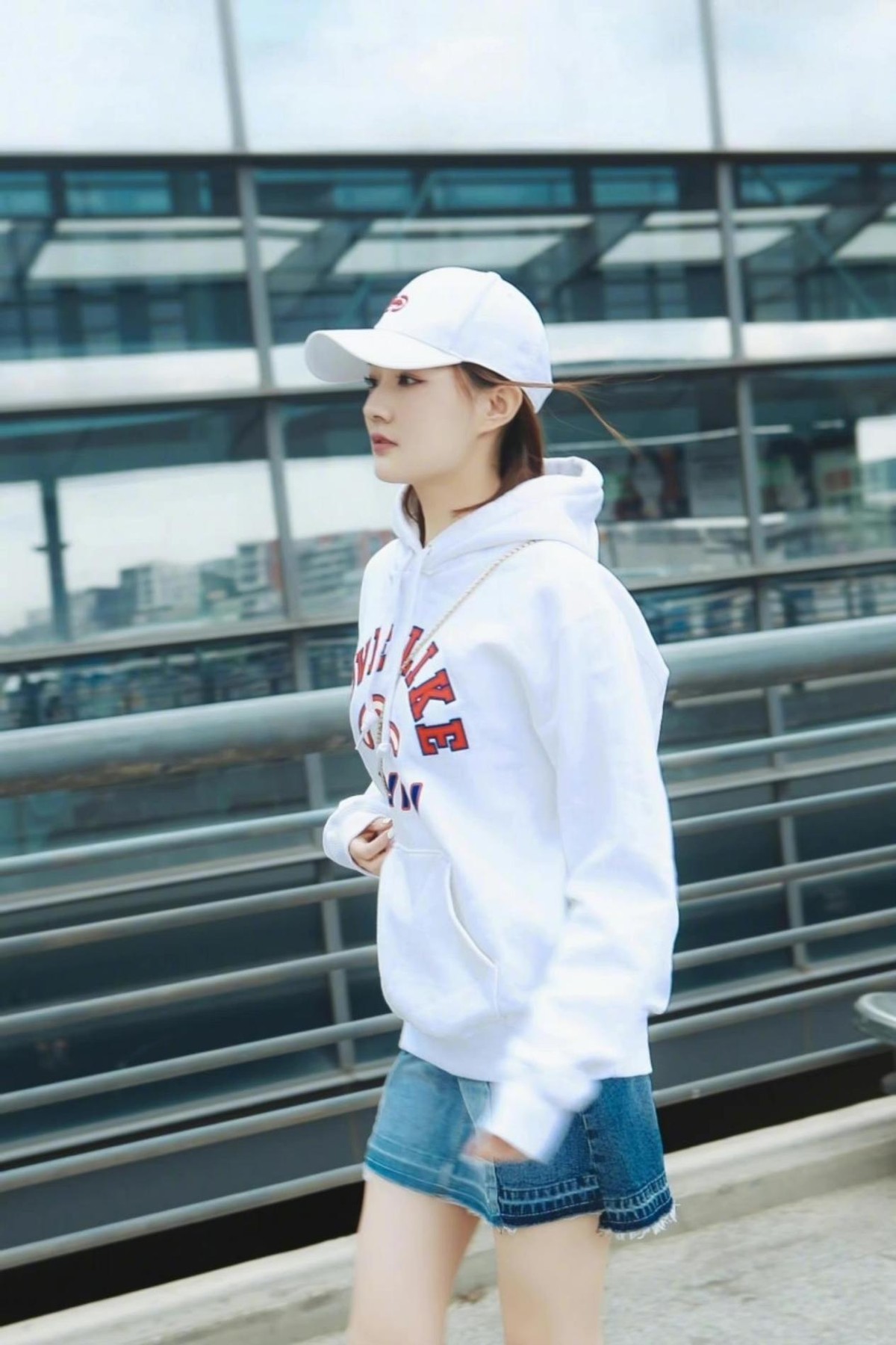 徐璐日常穿搭小短裙,徐璐同款卫衣