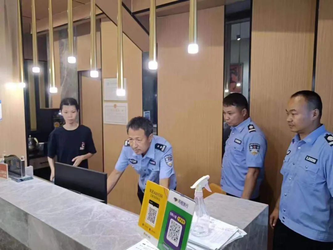 警方开展夏夜治安巡查宣防,古城派出所开展夏夜治安巡查宣传