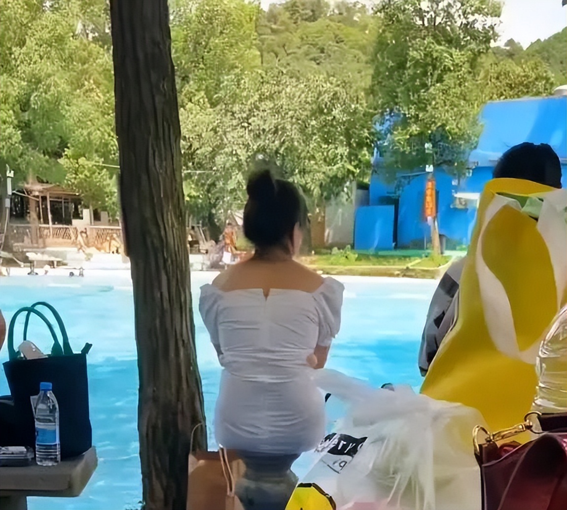 女友网上买了一件紧身裙子，这能穿的下？”网友：这也太紧了吧