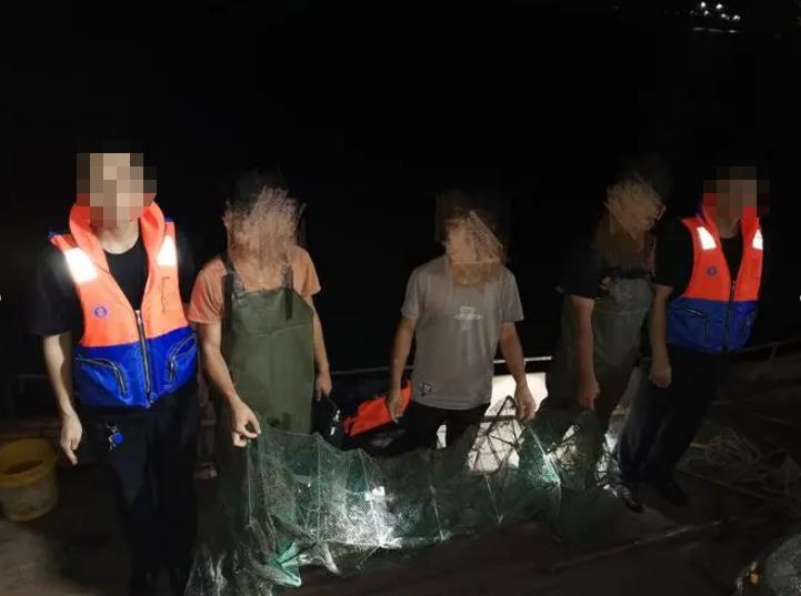 北京一对夫妻深夜下河捞田螺被抓,在河边捞300斤田螺被判刑