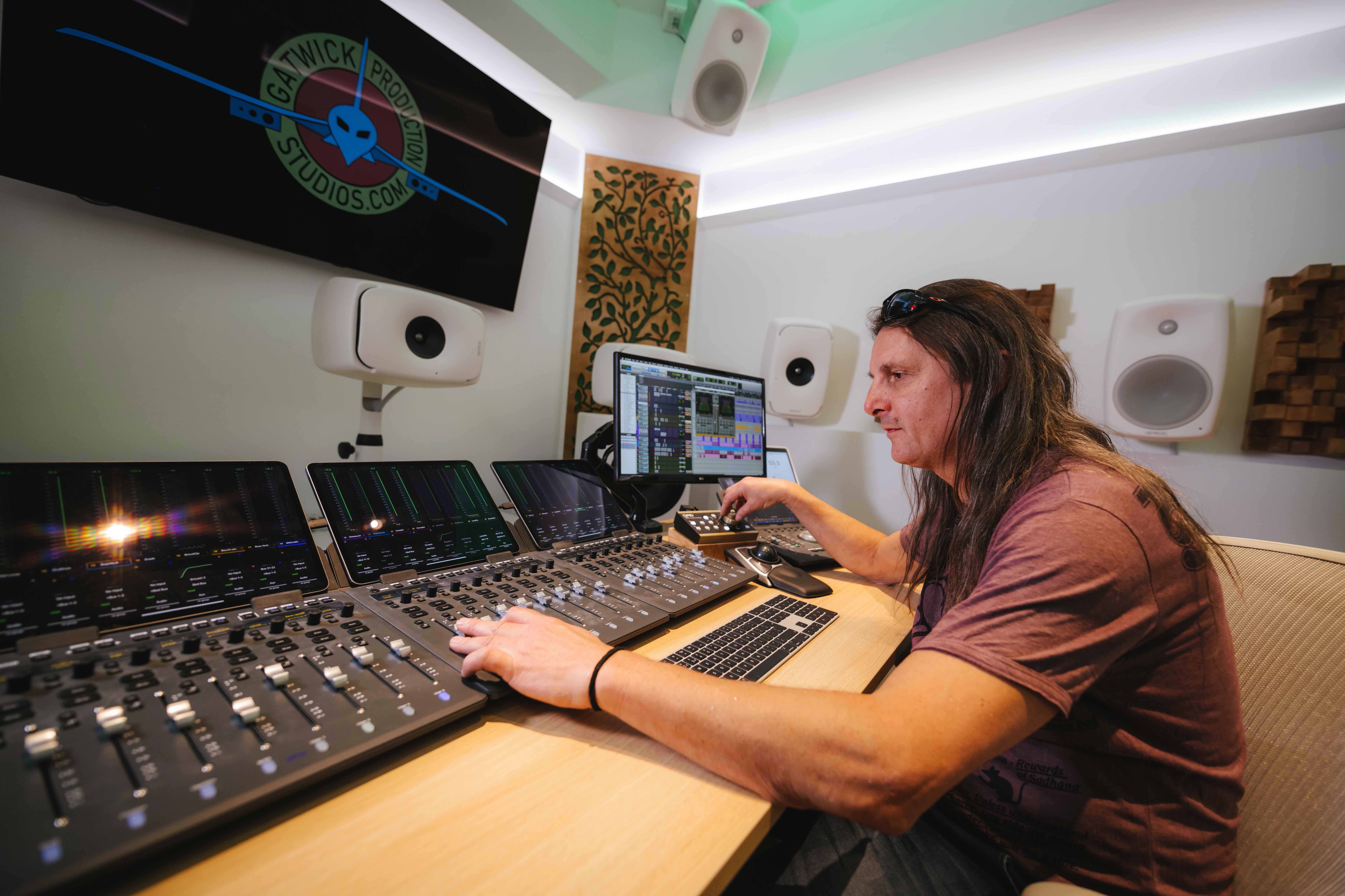 大型演出音响师去搭建舞台 (大型演出现场音响师调音技巧)