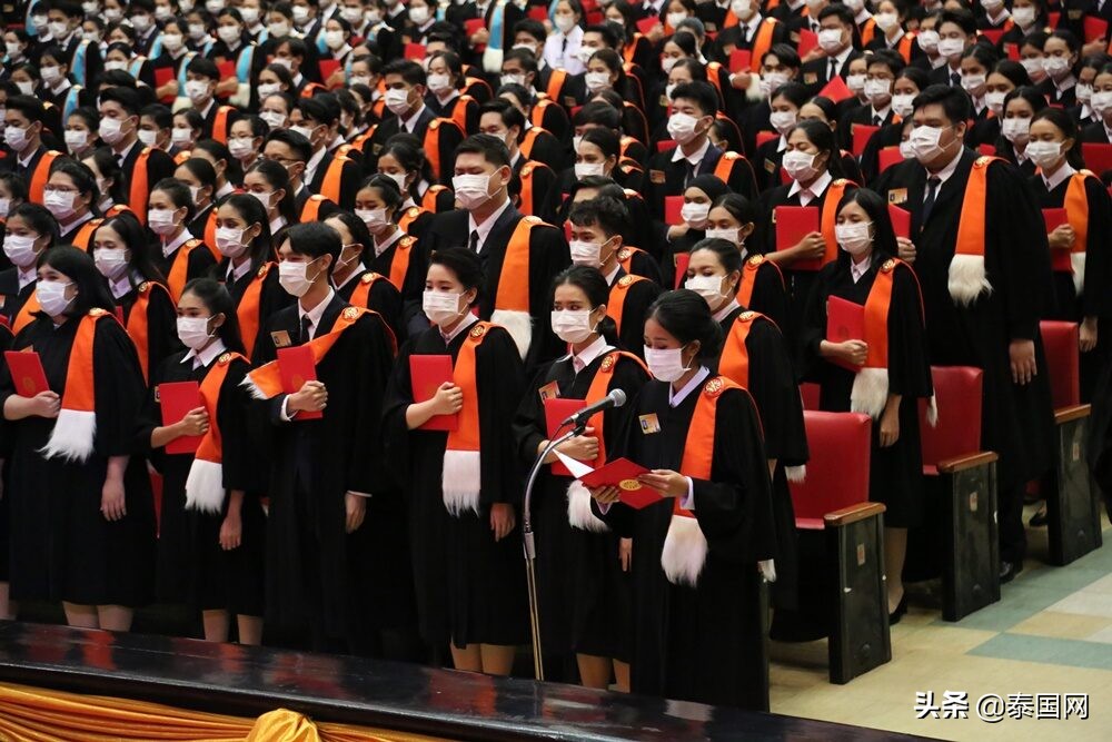 泰国国王携王后为法政大学毕业生颁发学位证