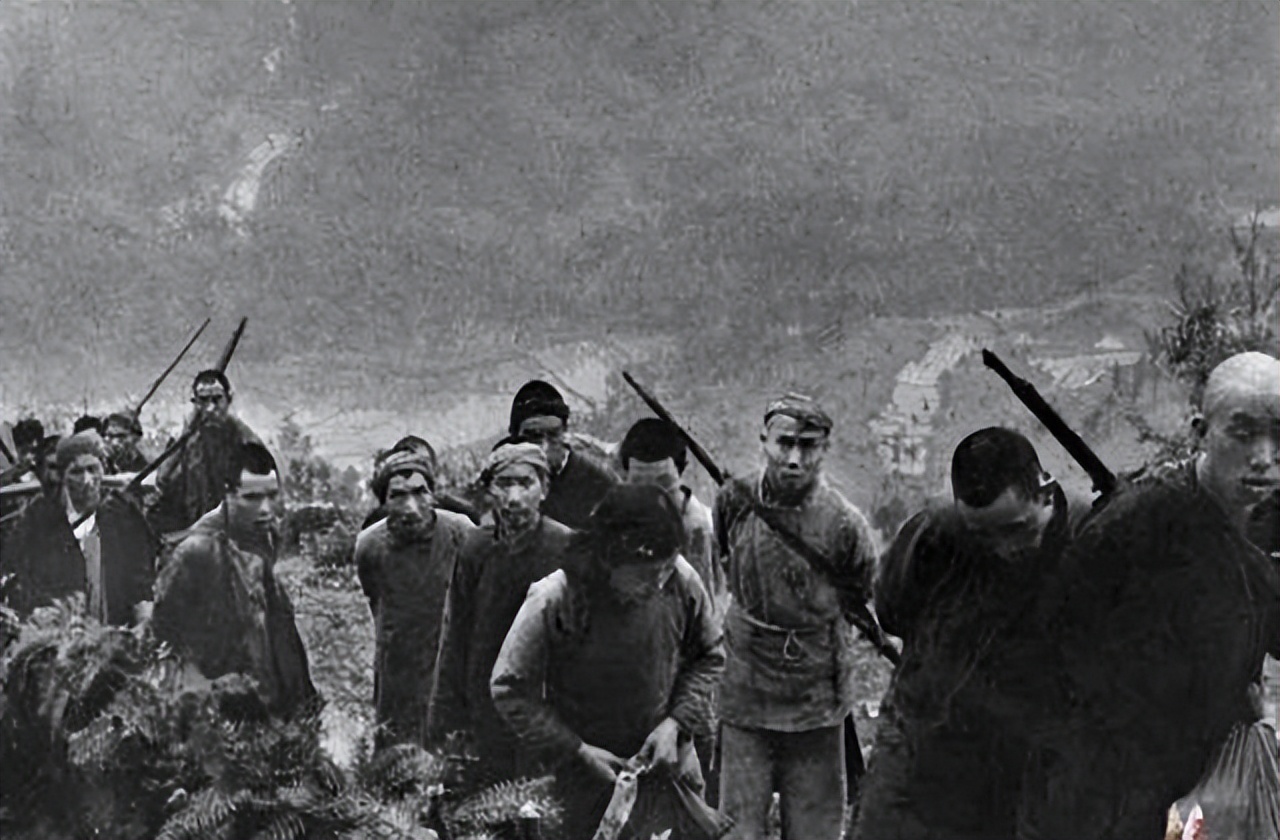 民国第一悍匪，抢72个女人做压寨夫人，死时外衣都没来得及穿