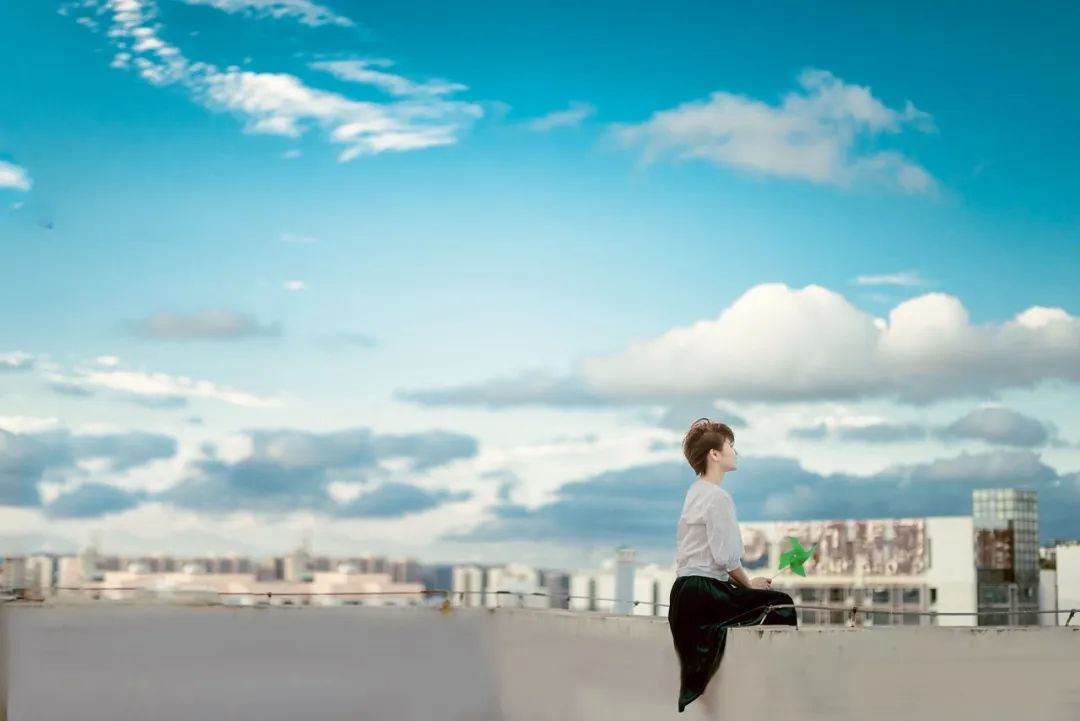 见人少说话管住嘴遇事少掺和,成年人最大的清醒是识趣