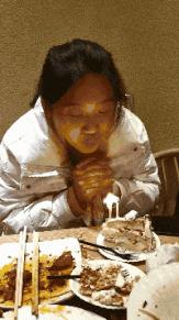 神回复：把大众车标扣下来清灰，里面藏了一个圆球，这是个啥？