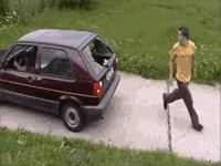 妹子注意点吧，你这姿势太不雅观了，在公共场合还是收敛点吧。