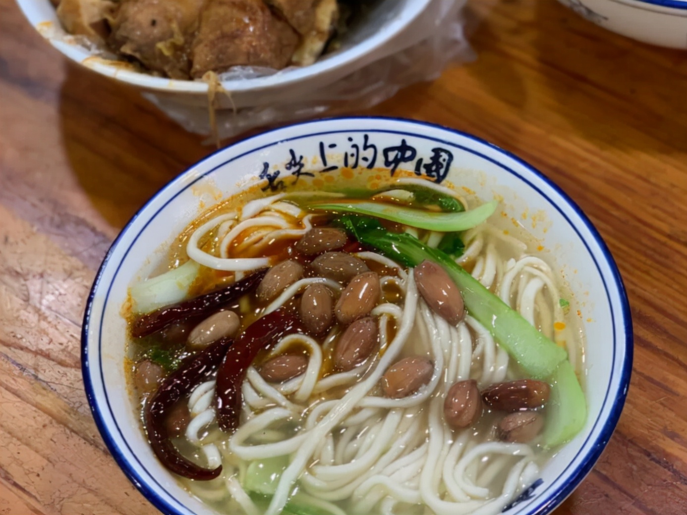 菏泽不起眼的小板面店，老板会单手开法拉利，分店开到了省会济南