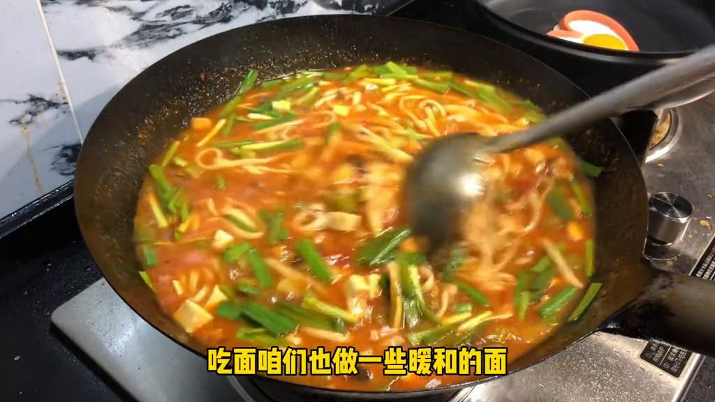 天气冷了来碗热腾腾的牛肉面吧,这个时候吃一碗热腾腾的羊肉面