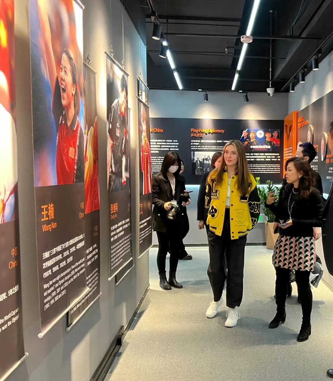 背景亮了！奥运冠军谷爱凌参观乒乓，10岁时就想在美发扬国球