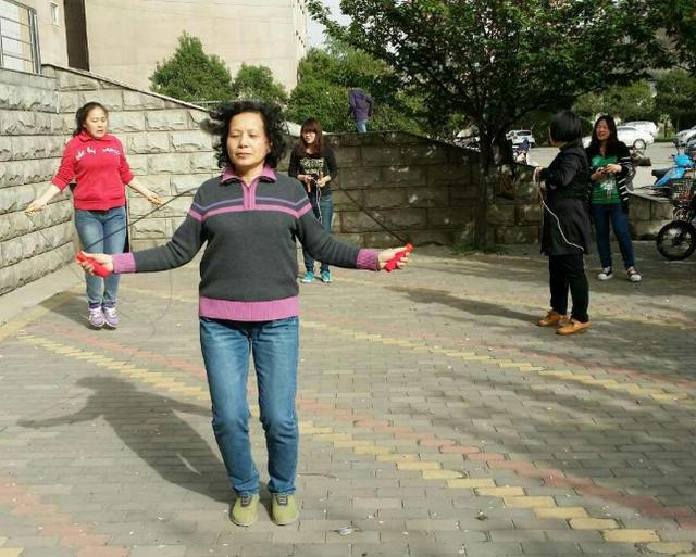 跳绳10分钟真的等于慢跑一小时吗,跳绳十分钟真的等于慢跑半小时吗