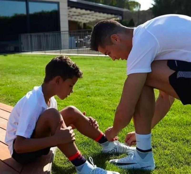 c罗12岁的视频,c罗12岁足球视频