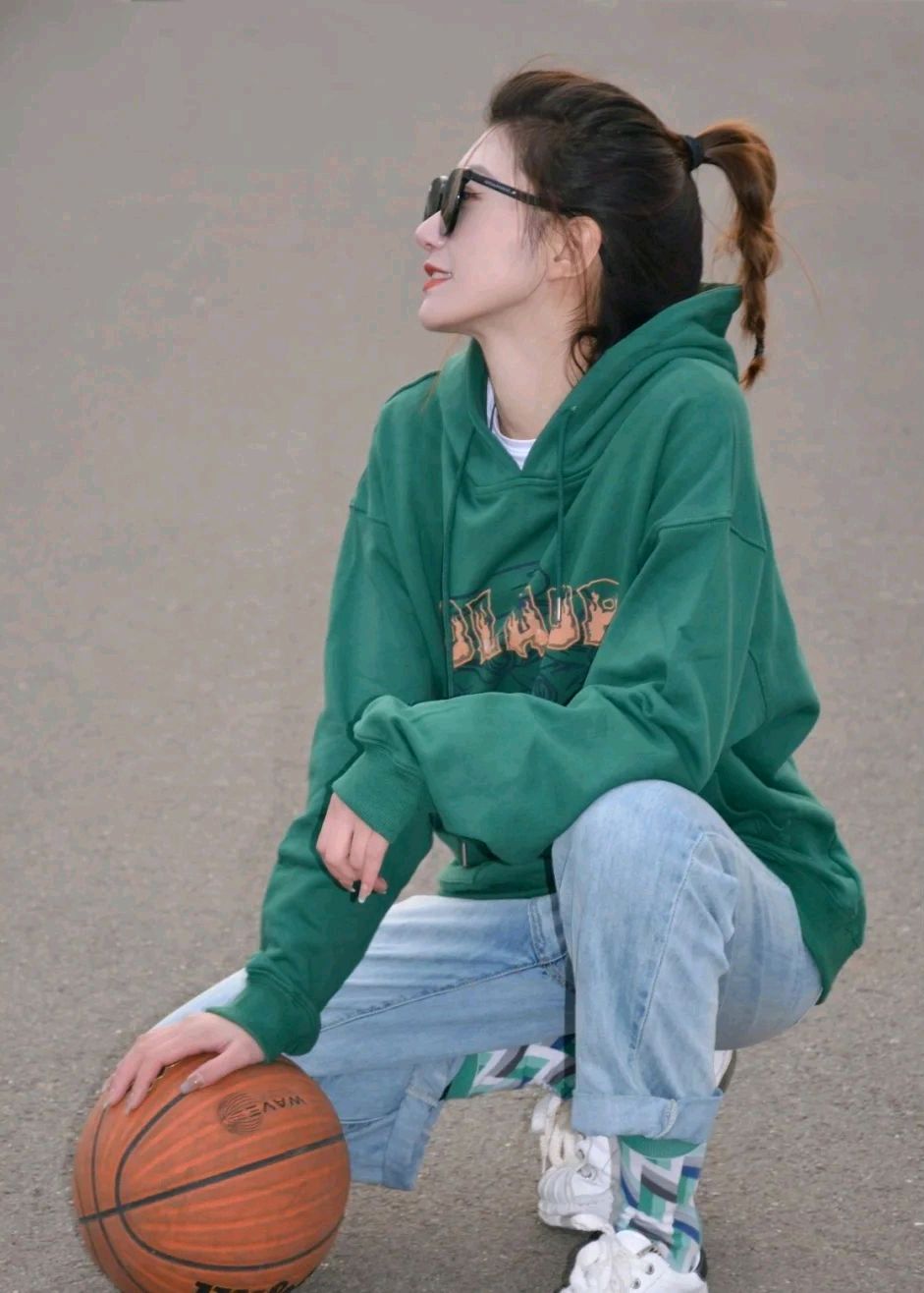 时髦的女人都穿卫衣减龄又好看,减龄卫衣穿出青春活力范