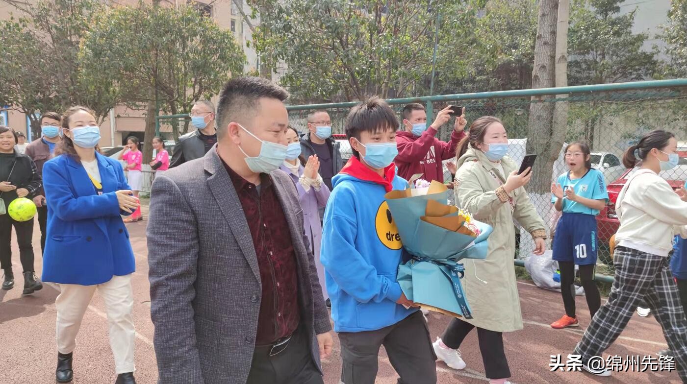 张琳艳回母校被老师塞糖,张琳艳恩师